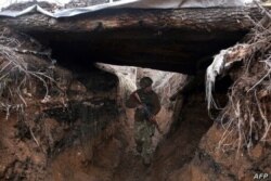 Un militar ucraniano patrulla a lo largo de una posición en la línea del frente con separatistas respaldados por Rusia no lejos de Avdiivka, región de Donetsk, el 5 de abril de 2021.