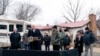 El presidente Donald Trump, la primera dama Melania Trump y Franklin Graham, a la izquierda, se reúnen con propietarios afectados por el huracán Helene en Swannanoa, Carolina del Norte, el viernes 24 de enero de 2025.