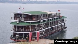 នាវា​ Viking ​Cruise Journey​ ​ធ្វើ​ដំណើរ​ចេញពី​កំពង់ផែ My Tho ក្បែរ​ក្រុង​ហូជីមិញ ​ប្រទេសវៀតណាម ​នៅ​ថ្ងៃ​ទី​៥​ ខែមីនា ហើយបាន​ដល់​ភ្នំពេញ​ នៅថ្ងៃ​ទី៧ ​ខែមីនា។ (រូបថតដោយនាយកដ្ឋានប្រយុទ្ធនឹងជំងឺឆ្លង CDC)