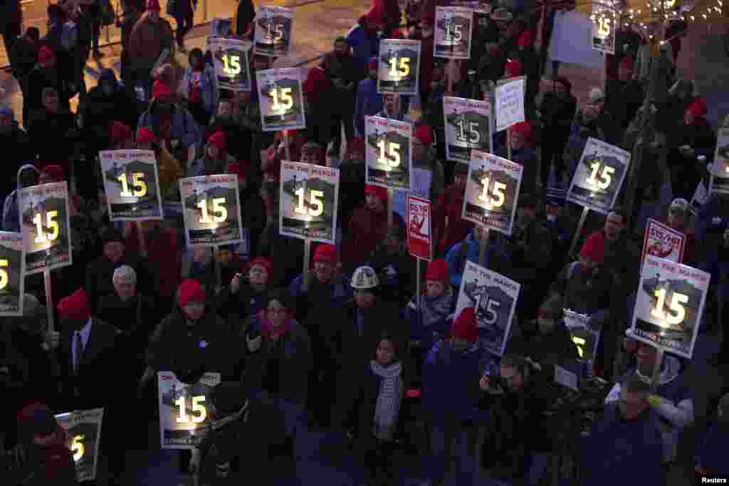 Para demonstran melakukan unjuk rasa setelah mengadakan long march dari Sea-Tac untuk menuntut kenaikan upah minimum per jam menjadi $15 untuk pekerja makanan cepat saji di balai kota Seattle, Washington, 5 Desember 2013.