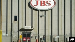 Un trabajador se dirige a la planta empacadora de carne de JBS el lunes 12 de octubre de 2020 en Greeley, Colorado, EE. UU.