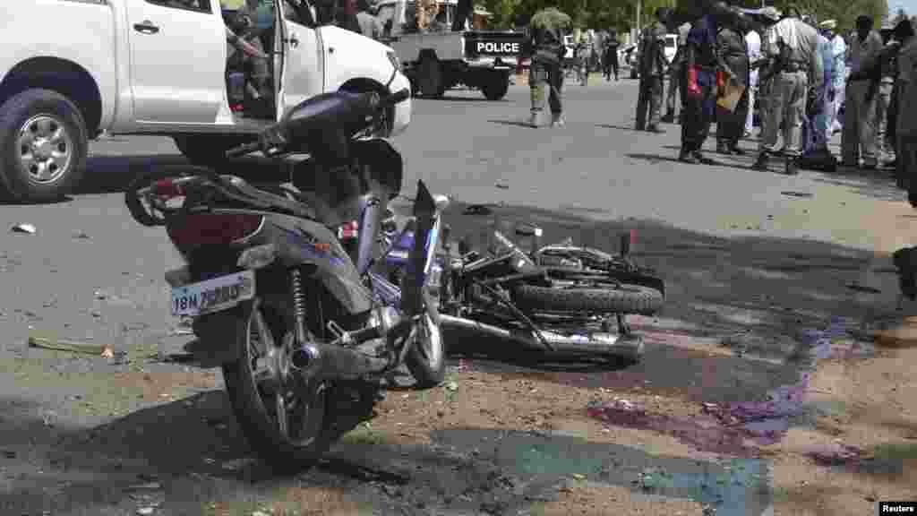 Jami'an tsaro a kusa da inda wani dan kunar bakin wake ya kai hari a N'Djamena, Chadi 