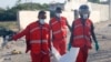 Sejumlah petugas medis membawa jenazah salah satu korban pengeboman bunuh diri yang menarget konvoi di Mogadishu, Somalia, 11 November 2021. 