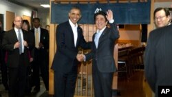 美国总统奥巴马和日本首相安倍晋三4月23日在东京共进晚餐前握手合影