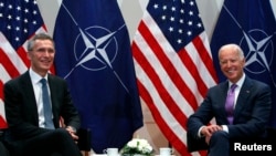 资料照：时任美国副总统的拜登在慕尼黑安全会议上与北约秘书长斯托尔滕贝格举行会晤。（2015年2月7日）