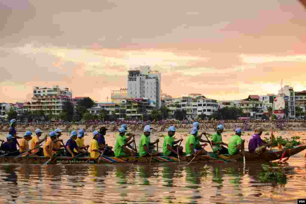 កីឡាករប្រណាំងទូកចែវទូកក្នុងថ្ងៃទីមួយនៃការរប្រណាំងនាថ្ងៃអាទិត្យ ទី១៣ ខែវិច្ឆិកា ឆ្នាំ២០១៦ នៃព្រះរាជពិធីបុណ្យអុំទូក បណ្ដែត ប្រទីប សំពះព្រះខែ និងអកអំបុក។ ព្រះរាជពិធីបុណ្យអុំទូក ចាប់ផ្ដើមពីថ្ងៃទី១៣ ដល់ថ្ងៃទី១៥ ខែវិច្ឆិកា ជារៀងរាល់ឆ្នាំ ដែលមានទូកភាគច្រើនមកពីបណ្ដាខេត្តនានាតាមបណ្ដោយទន្លេមេគង្គ។ (ឡេង ឡែន/VOA) 