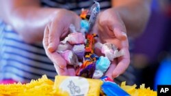 Las piñatas se vuelven esenciales en las festividades de las posadas, arraigadas en la cultura popular de México.