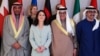 از چپ به راست، وزیر خارجهٔ کویت عبدالله علی آل یحیی، انالنیا بیربوک، وزیر خارجهٔ آلمان، عبداللطیف بن راشد الزیانی، وزیرخارجهٔ بحرین و عبدالله بن زاید آل نهیان، وزیر امارات متحدهٔ عرب با شرکت کنندگان در نشستی در عربستان
