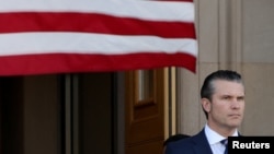 El secretario de Defensa de EEUU, Pete Hegseth, espera al ministro de Defensa de Arabia Saudita, el príncipe Khalid bin Salman, en el Pentágono en Washington, el 24 de febrero de 2025.