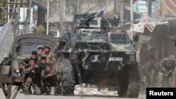 FILE - Government soldiers take cover during a firefight with Muslim rebels from the Moro National Liberation Front (MNLF) in Zamboanga city in southern Philippines September 12, 2013.