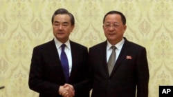 中國外長王毅(左)5月2日訪問平壤與北韓外長李勇浩(右)見面握手照。
