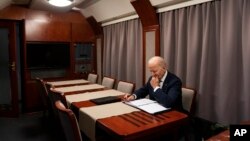 ARHIVA - Američki predsjednik Džo Bajden u vozu u Kijevu (Foto: AP/ Evan Vucci)
