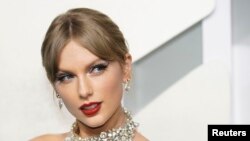 FILE - Singer Taylor Swift arrives at the 2022 MTV Video Music Awards at the Prudential Center in Newark, New Jersey, U.S., August 28, 2022. (REUTERS/Eduardo Munoz)