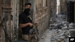 Seorang anggota pasukan khusus Irak siaga di lorong bangunan di Mosul untuk mencari sisa-sisa teroris ISIS di sana (foto: dok). 