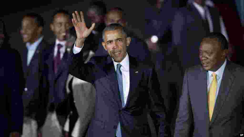 Barack Obama salue la foule après avoir été accueilli par le président Uhuru Kenyatta à l'aéroport international Jomo Kenyatta, Nairobi, 24 juillet 2015