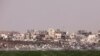 Los aspersores riegan un campo en el lado israelí de la frontera entre Israel y Gaza, visto desde el sur de Israel, el 5 de marzo de 2025. 
