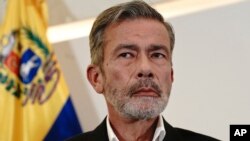 El delegado de la oposición venezolana Gerardo Blyde hace una pausa durante una conferencia de prensa en la Ciudad de México, el 27 de septiembre de 2021.