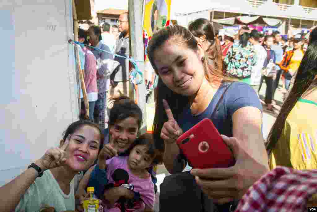 ក្រុមស្ត្រីដែលបានបោះឆ្នោតរួច បានថតរូប selfie បង្ហាញដៃដែលមានជ្រលក់ទឹកខ្មៅបញ្ចាក់ថាពួកគាត់បានបោះឆ្នោតរួចហើយ នាថ្ងៃអាទិត្យទី៤ខែមិថុនាឆ្នាំ២០១៧ នៅក្នុងការិយាល័យបោះឆ្នោតមួយក្នុង សង្កាត់ស្ទឹងមានជ័យខ័ណ្ឌមានជ័យក្រុងភ្នំពេញ។ (នៅ វណ្ណារិន/VOA)