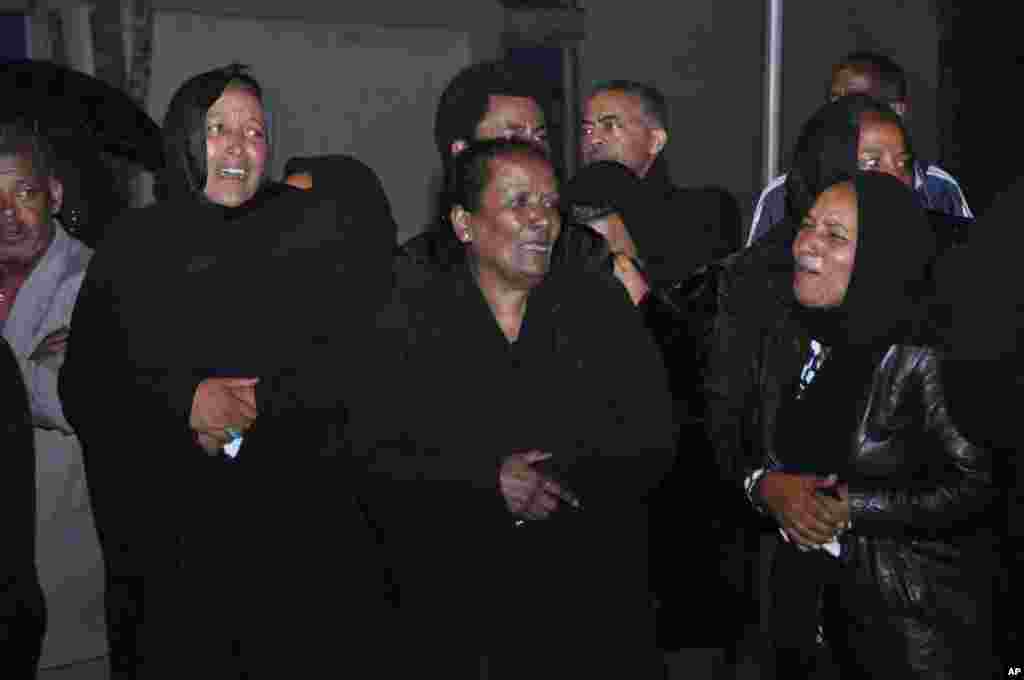 Ethiopian women in black gather to mourn as the body of the late Prime Minister Meles Zenawi arrived in Addis Ababa, August 22, 2012.