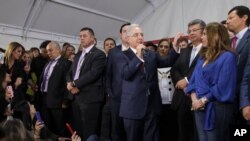 El expresidente colombiano Álvaro Uribe habla con sus simpatizantes en la sede del Partido del Centro Democrático en Bogotá, Colombia, el martes 8 de octubre de 2019.