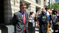 លោក Michael Flynn ចាកចេញ​ពី​តុលាការ​សហព័ន្ធ​នៅ​ក្នុង​រដ្ឋធានី​វ៉ាស៊ីនតោន កាលពី​ថ្ងៃទី១០ ខែកក្កដា ឆ្នាំ២០១៨។ 