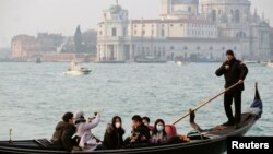 Los turistas están empezando a regresar a Italia. Pero los viajeros estadounidenses están vedados. Y las fotos no son tan glamorosas debido a las mascarillas.