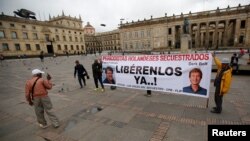 Manifestantes piden la liberación de los periodistas holandeses Derk Johannes Bolt y Eugenio Ernest Marie en Bogota, Colombia, el 21 de junio de 2017. 