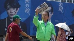在日本東京，一名男子手持報導北韓試射彈道導彈的報章號外。