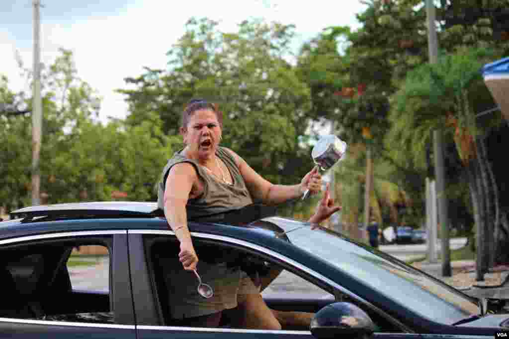 Exiliados cubanos de diferentes generaciones recorrieron la céntrica Calle 8 en Miami, Florida, en apoyo a las protestas sucedidas el domingo 11 de julio de 2021. Foto: Luis F. Rojas, VOA.