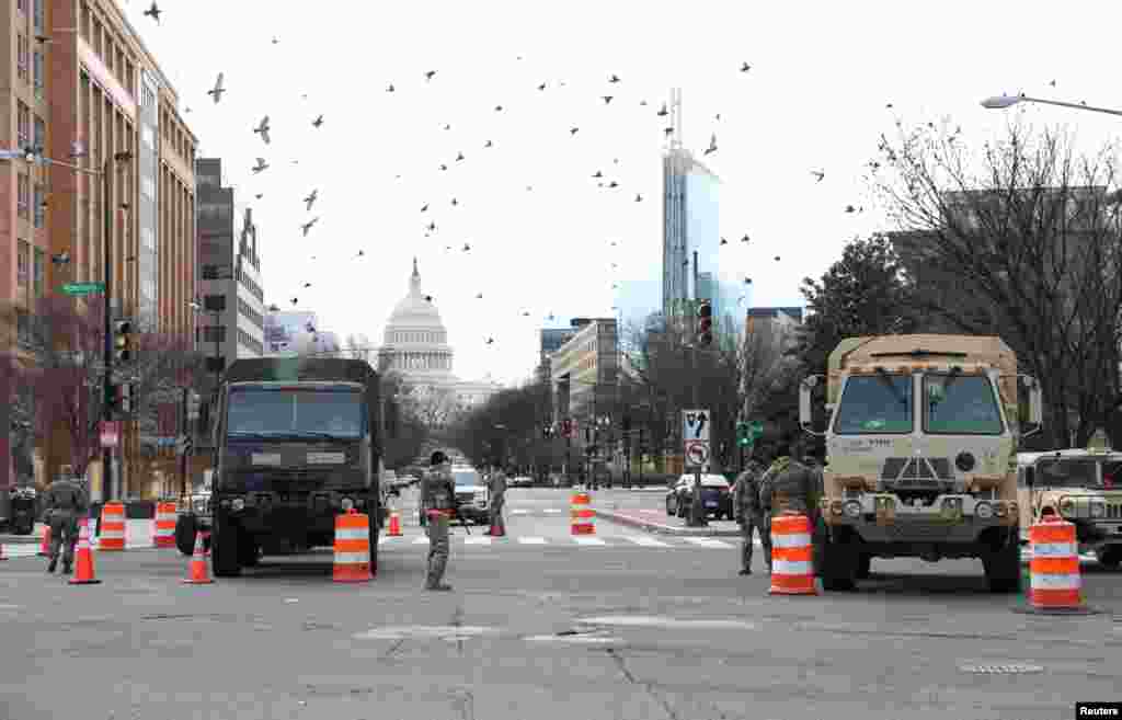 Los miembros de la Guardia Nacional vigilan fuera del Capitolio en Washington DC. 17 de enero de 2021.