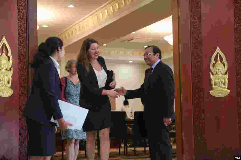 លោកស្រី Anna Maj Hultgård ឯកអគ្គរាជទូតស៊ុយអែតប្រចាំព្រះរាជាណាចក្រកម្ពុជាដើរចេញពីបន្ទប់ប្រជុំ បន្ទាប់មានកិច្ចប្រជុំជាមួយរដ្ឋមន្ត្រីក្រសួងការបរទេសទើបតែងតាំងថ្មី លោកប្រាក់ សុខុន នៅរាជធានីភ្នំពេញ កាលពីថ្ងៃទី៥ ខែឧសភា ឆ្នាំ២០១៦។ ក្រសួងការបរទេសនិងសហប្រតិបត្តិការអន្តរជាតិ បានអញ្ចើញអង្គទូតចំនួន២៩រូបប្រជុំសំណេះ បន្ទាប់ពីលោក ប្រាក់ សុខុន ឡើងកាន់តំណែងបានមួយខែកន្លងមក។ (ឡេង ឡែន/VOA)