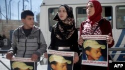 Keluarga Mohammed Abu Khdeir, remaja Palestina yang tewas terbunuh tahun 2014 menggelar protes saat berlangsungnya sidang di Yerusalem 4 Februari 2016 (Foto: dok).