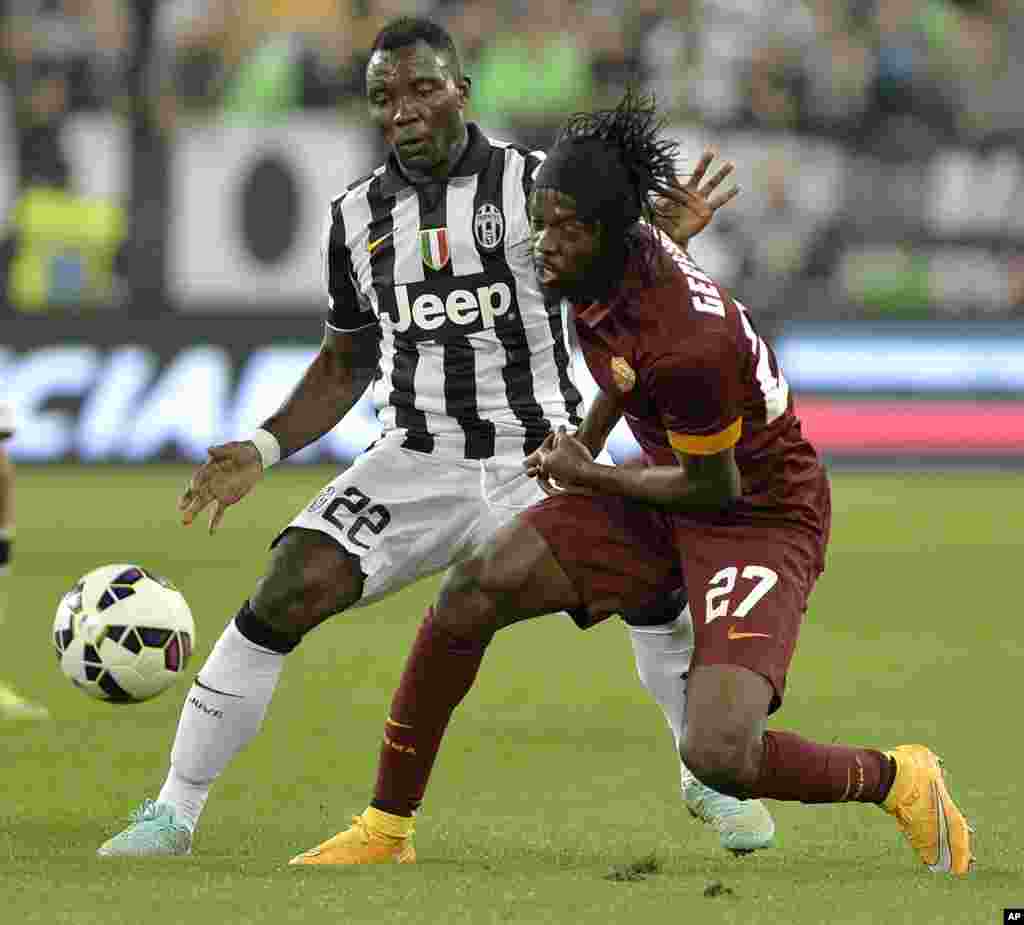 Kwadwo Asamoah de la Juventus, à gauche, engagé dans un défi avec Gervinho de Roma au cours d'un match de Série entre la Juventus et Roma au stade de la Juventus, à Turin, en Italie, dimanche 5 octobre 2014.