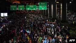 Para pengunjuk rasa anti-pemerintah di memadati perempatan Lat Phrao di Bangkok, Thailand, Sabtu, 17 Oktober 2020. 