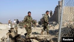 Tentara Afghanistan (ANA) menyelidiki lokasi serangan di pangkalan bersama pasukan NATO-Afghanistan di distrik Ghani Khel, provinsi Nangarhar (4/1).