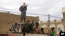 Des combattants du groupe islamique Ansar Dine montent la garde à Tombouctou, le 31 août 2012.