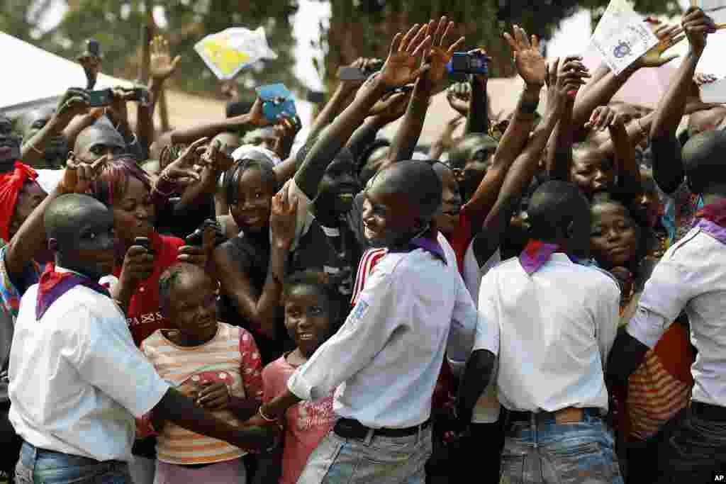 Watoto wakijaribu kumpa mkono Papa Francis alipotembelea kambi ya wakimbizi mjini Bangui.