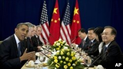 美国总统奥巴马在东盟首脑会议于2012年11月20日在柬埔寨金边和平宫召开期间同中国总理温家宝会面时讲话