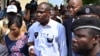 Martin Fayulu na mwasi na ye, Esther, na libanda ya Cour constitutionnelle, Kinshasa, 12 janvier 2019.