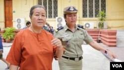 រូបភាព​ឯកសារ​៖ លោកស្រី​ លឹម​ មុនី ​មន្ត្រី​សិទ្ធិ​មនុស្ស​​នៃ​អង្គការ​អាដហុក​ នៅ​ឯ​តុលាការ​កំពូល ​ក្នុង​រាជធានី​​ភ្នំពេញ​ កាល​ពី​ថ្ងៃ​ទី​៥​ ខែ​កញ្ញា​ ឆ្នាំ​២០១៦​។ (ហ៊ាន​ សុជាតា​/ VOA​)