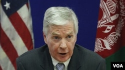 Duta Besar Amerika untuk Afghanistan Ryan Crocker dalam konferensi pers di Kabul (10/12).