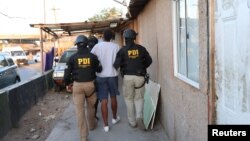 La Policía de Investigaciones de Chile (PDI) detiene a un hombre, sospechoso de ser miembro de la pandilla venezolana Tren de Aragua, vinculada al asesinato del disidente venezolano Ronald Ojeda, en Santiago, Chile, en esta fotografía sin fecha publicada el 22 de enero de 2025. 