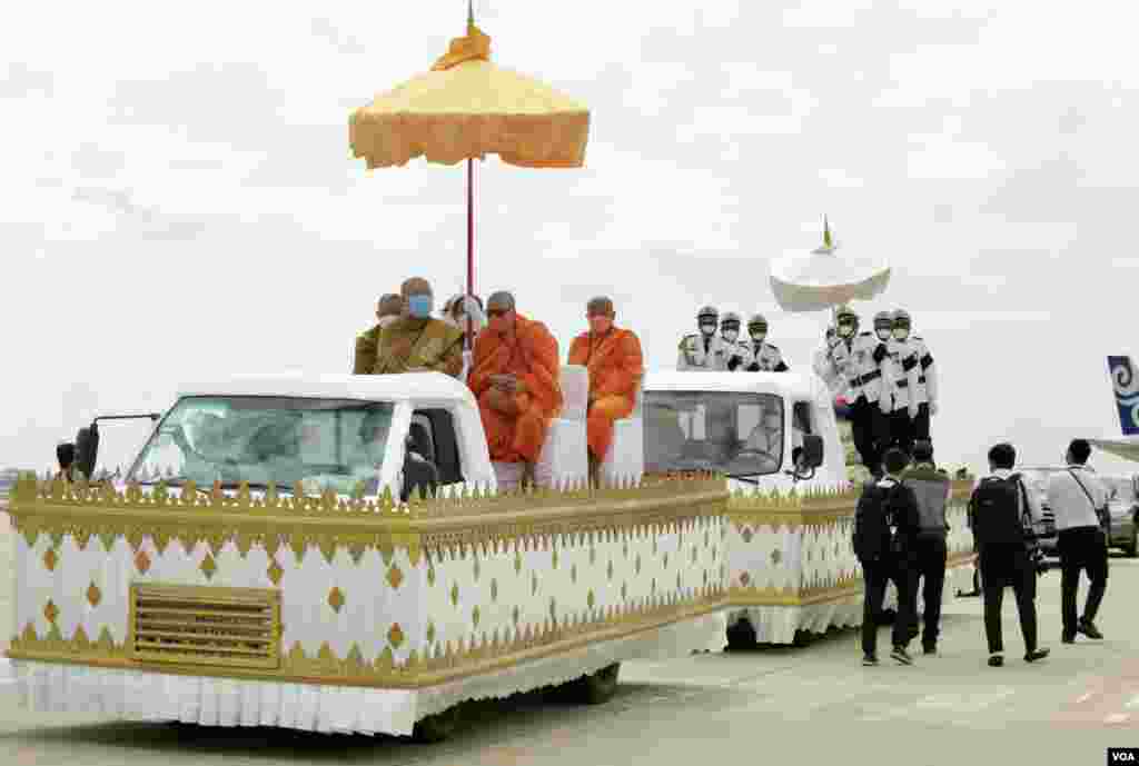 សពសម្តេចក្រុមព្រះ នរោត្តម រណឫទ្ធិ ត្រូវបានដង្ហែតាមព្រះទីនាំង ឆ្ពោះទៅកាន់ព្រះដំណាក់ ដើម្បីប្រារព្ធព្រះរាជពិធីបុណ្យតាមព្រះរាជវេណី ថ្ងៃអាទិត្យ ទី៥ ខែធ្នូ ឆ្នាំ២០២១។ (ហ៊ាន សុជាតា/វីអូអេ)