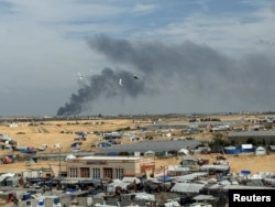 El humo se eleva durante una operación terrestre israelí en Khan Younis, en medio del actual conflicto entre Israel y el grupo islamista palestino Hamas, visto desde un campamento de tiendas que alberga a desplazados.