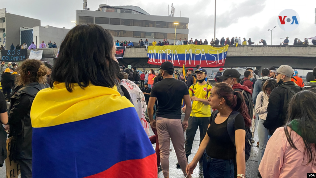 En principio, las protestas estaban encaminadas a exigir la eliminación de una reforma tributaria que luego el presidente Duque pidió fuese retirada del Congreso. No obstante, la ciudadanía siguió saliendo a las calles.