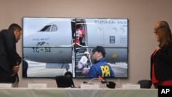 La ministra de Seguridad, Patricia Bullrich, mira un video que, según ella, muestra la expulsión por parte de Argentina de la familia del narcotraficante ecuatoriano fugitivo José Adolfo "Fito" Macías Villamar, en Buenos Aires, Argentina, el viernes 19 de enero de 2024. 