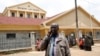 Le journaliste kényan Walter Barasa quitte le palais de Justice à Nairobi, où il a demandé l'arrêt de son arrestation, le 9 octobre 2013.