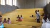 Dans l'université du Burundi, dans un amphithéâtre du bâtiment droit et des lettres et sciences humaines, à Bujumbura, le 7 mars 2017. (VOA/Christophe Nkurunziza)