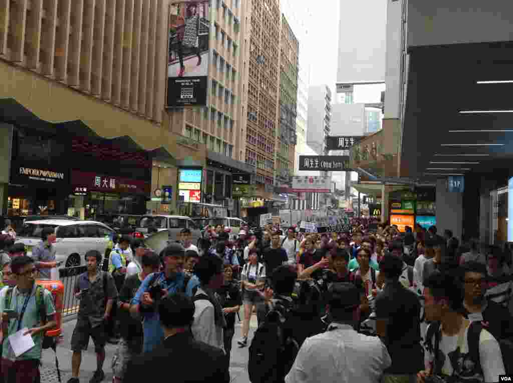 香港学联大专界罢课星期三继续在添马公园举行(美国之音图片/海彦拍摄)