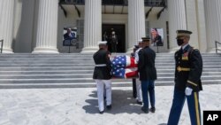El féretro del legislador John Lewis, llega al Capitolio estatal de Alabama, en Montgomery, el domingo, 26 de julio de 2020.